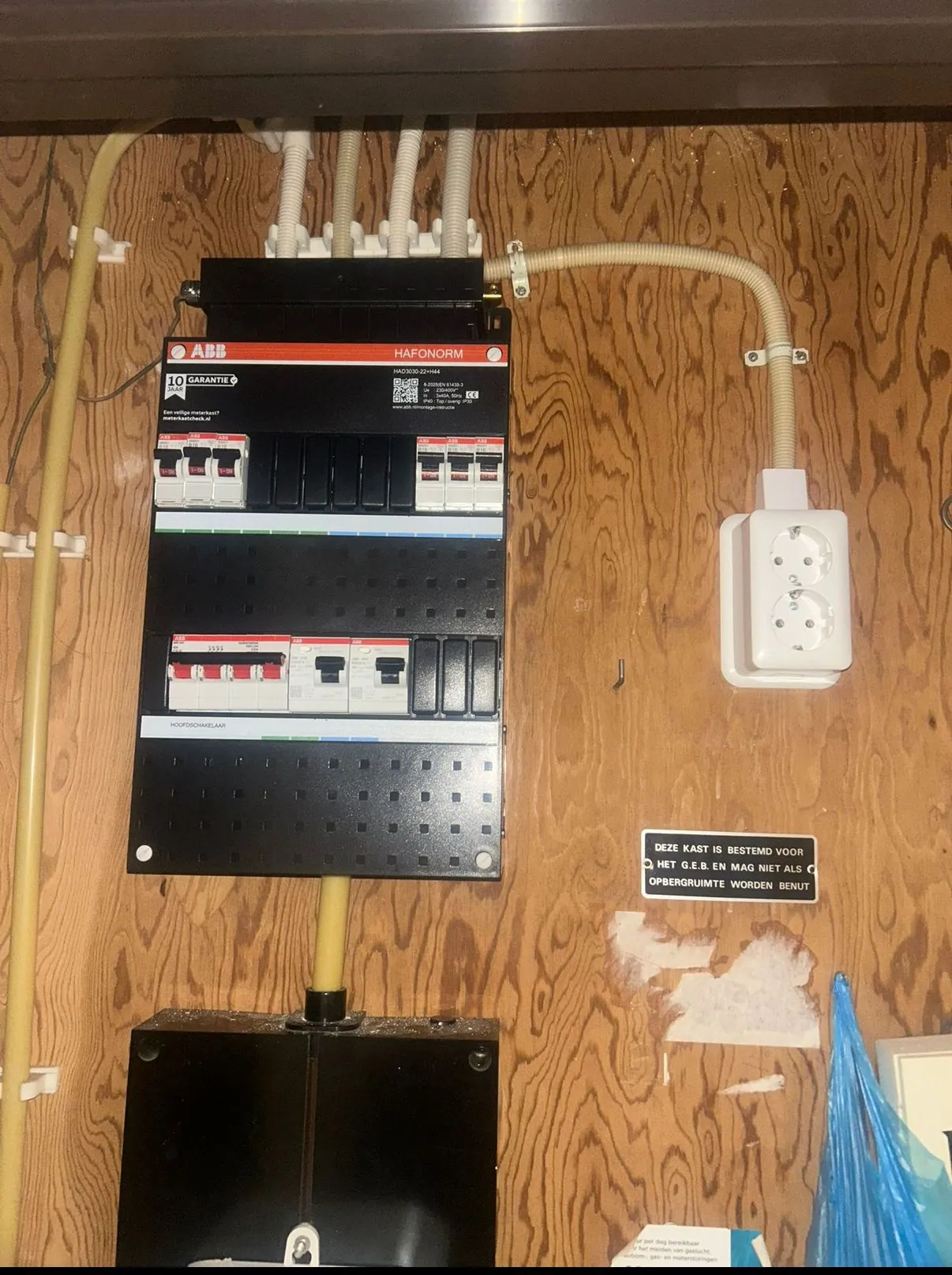 Nieuwe ABB HAFONORM groepenkast gemonteerd op een houten wand