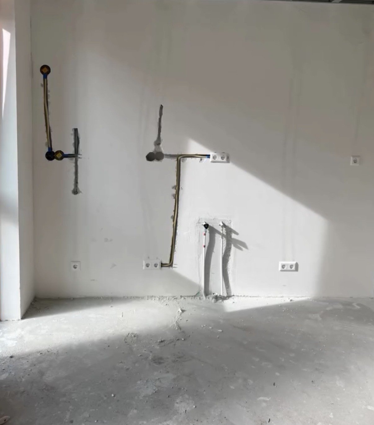 Keukenrenovatie in Amsterdam-Zuid — nieuwe elektraleidingen en waterleidingen ingestoken in de wand, klaar voor stucwerk