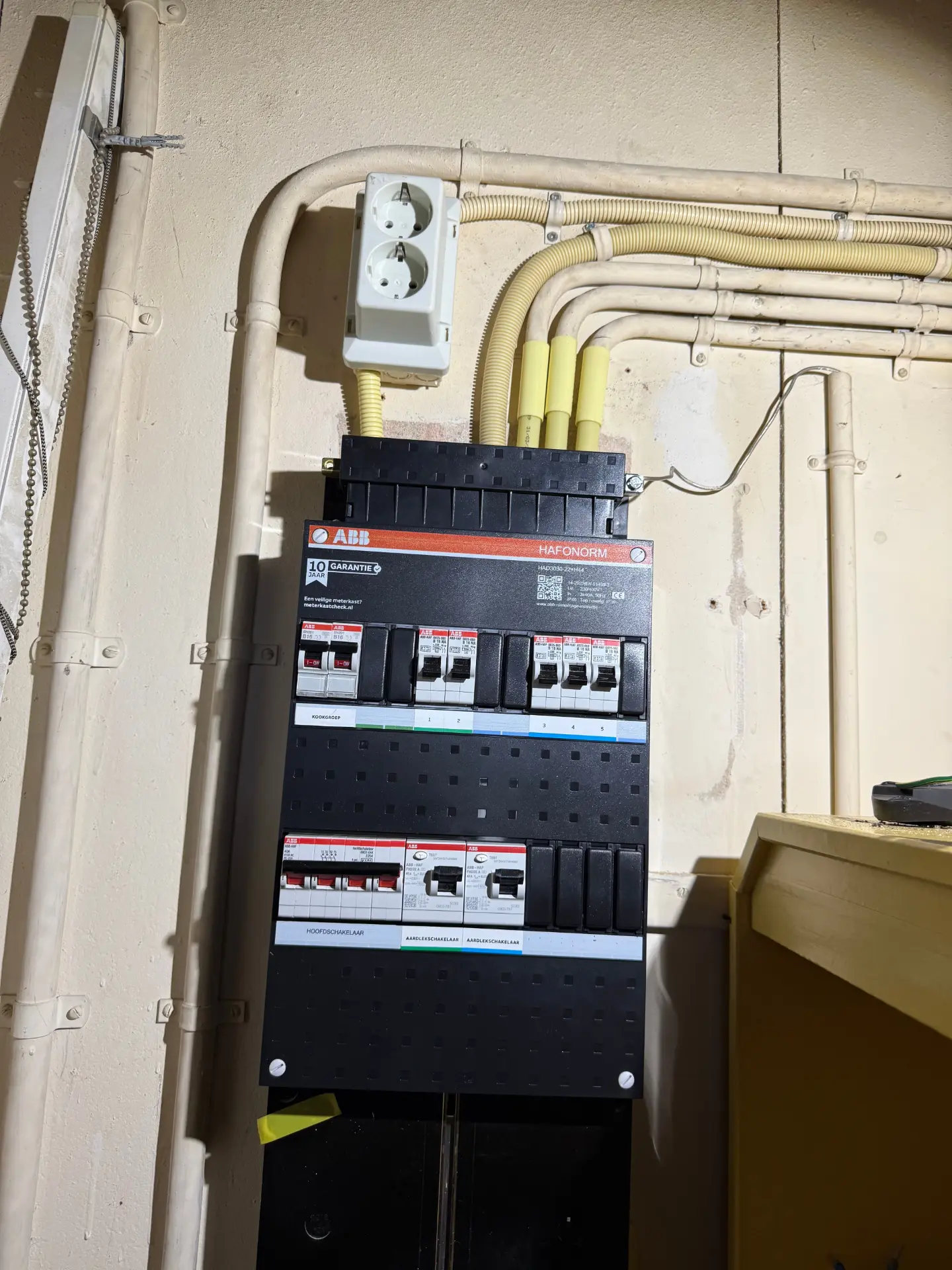 Nieuwe ABB groepenkast met kookgroep en aardlekautomaten
