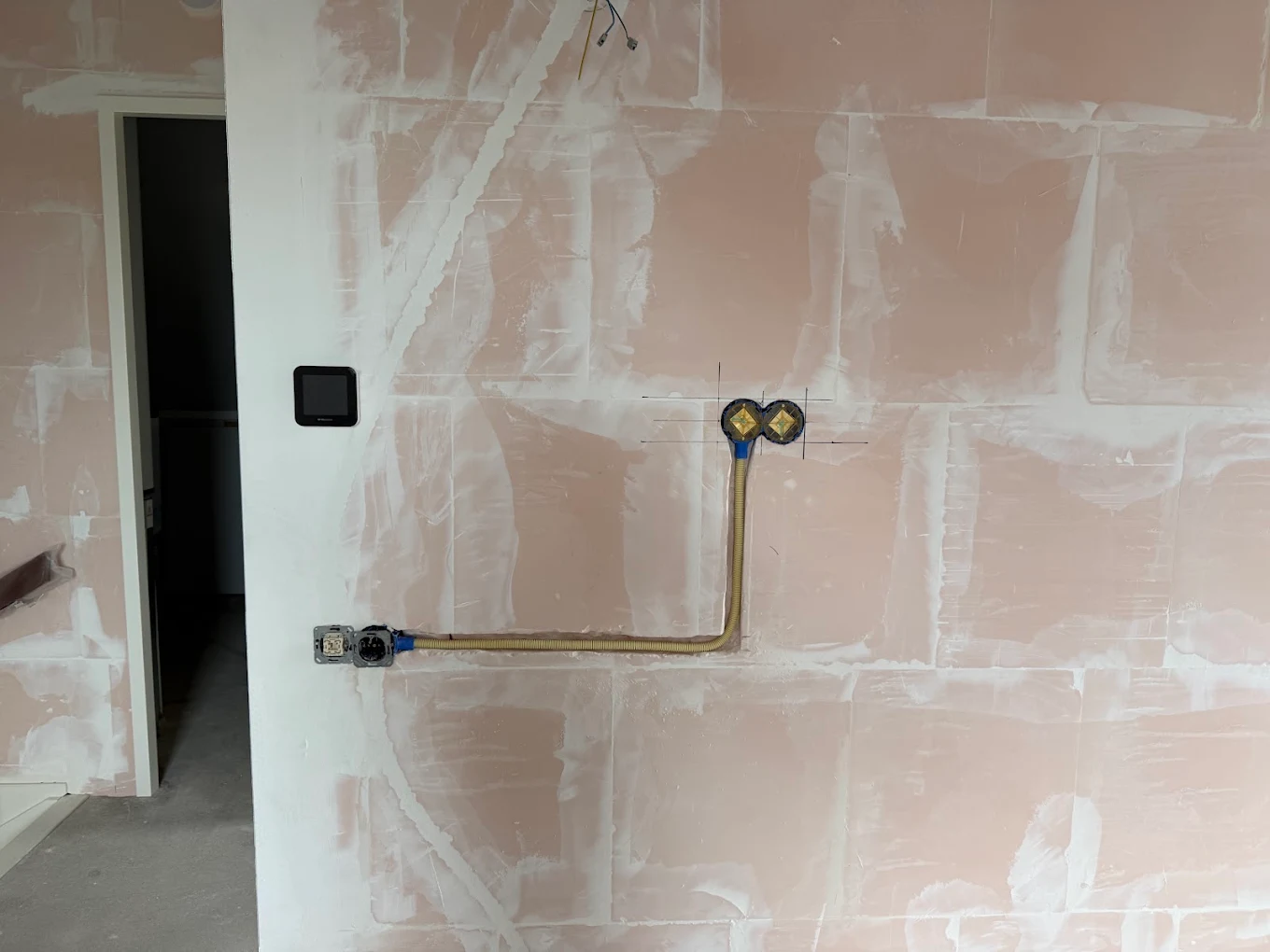 Stopcontacten verplaatsen in Rijswijk — nieuwe inbouwdozen ingefreesd in de wand
